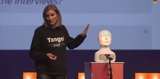 Elin Öberg Mårtenzon vecht met robot Tengai tegen discriminatie: "Sollicitatiegesprekken discrimineren en zijn erg complex"