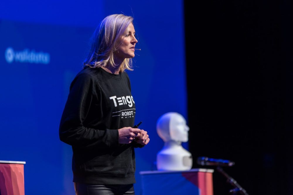 Elin Öberg Mårtenzon vecht met social interview robot Tengai tegen discriminatie: 